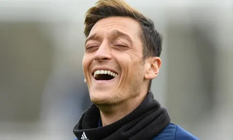 Ryan Giggs: "Ozil thông minh, còn cầu thủ Man Utd đó thì..."
