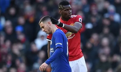 Lukaku căng thẳng trong khi đối thủ thong dong trên sân Old Trafford