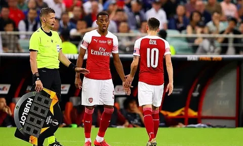 "Emery tự đập vào chân mình khi để cậu ta ra sân"
