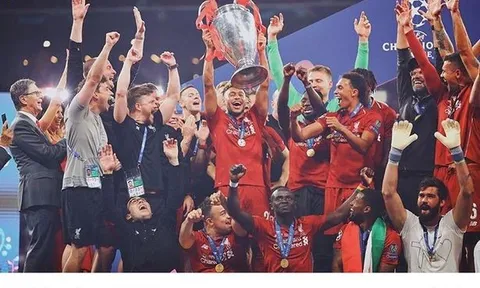 Sanchez "dại dột" bấm "like" cho Liverpool
