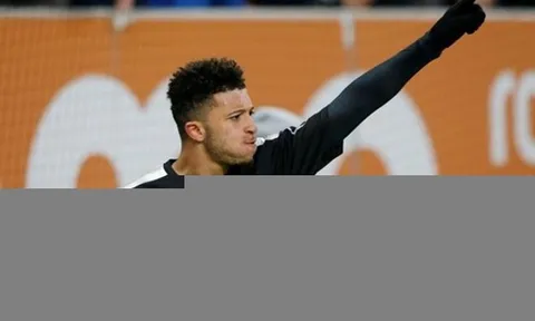 Sancho thiết lập cột mốc mới, ngay cả Messi cũng "bó tay"