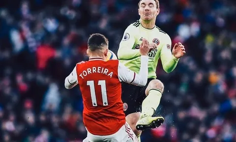 Sao Arsenal đổ máu vì pha bóng không thể tránh
