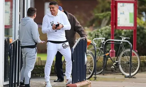 Sao Man United rơi vào cảnh 'éo le' vì tiền nhiều