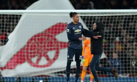 Sao Man Utd bị hooligan "tấn công" trong trận đấu với Arsenal