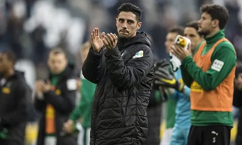 Sao Monchengladbach động viên toàn đội sau trận thua thảm