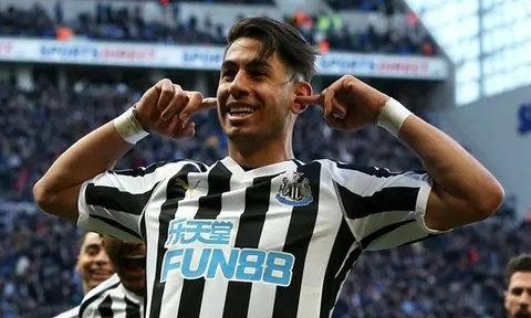 Sao Newcastle vui mừng khi được so sánh với Messi