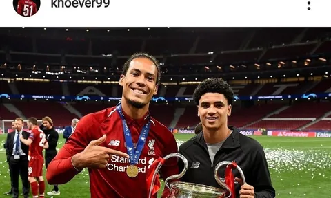 Sao trẻ Liverpool bị đàn anh dỗi vì chỉ chụp hình với Van Dijk