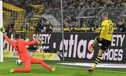 "Sát thủ máu lạnh" của Dortmund lại ra tay hạ sát, NHM bàng hoàng: "Cậu ta là người à?"