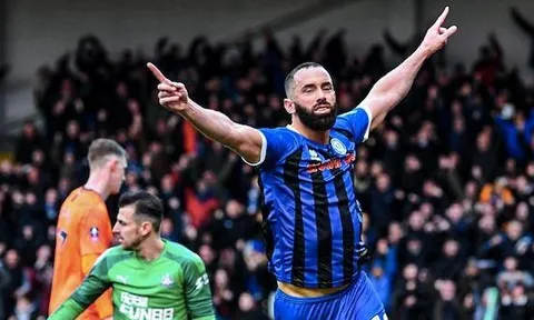 Sau Man Utd, đến lượt Newcastle bị Rochdale ám ảnh