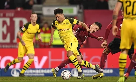 Sẩy chân trước đội bét bảng, Dortmund chỉ còn hơn Bayern 3 điểm