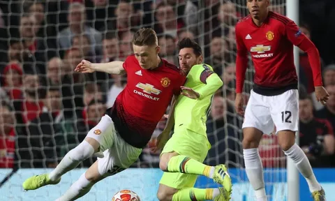 Scott McTominay đã khiến hàng tiền vệ Barca chật vật thế nào?