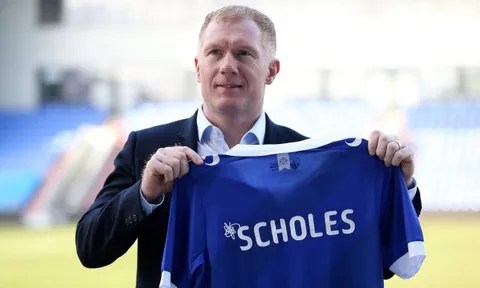 SỐC! Huyền thoại Man Utd bị phạt vì cá cược bóng đá
