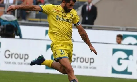 Sergio Pellissier rơi nước mắt vì được khán giả Inter Milan tri ân