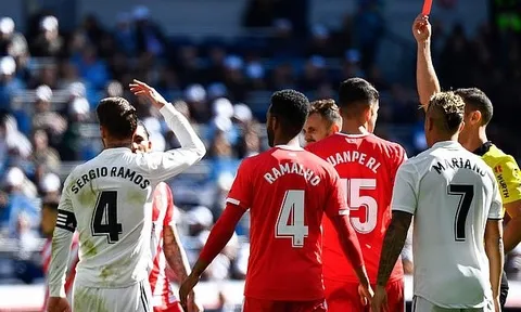 Sergio Ramos dùng tay cản phá như thủ môn và cái kết