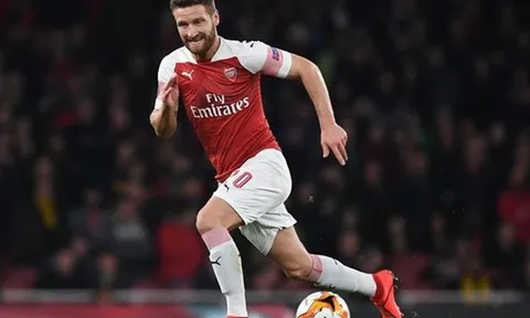 Cổ động viên Arsenal tung hô người hùng của đội bóng