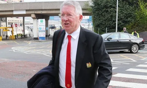 Sir Alex, Ed Woodward hớn hở theo chân Man Utd đến Tây Ban Nha