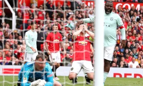 "Sir Alex nói với tôi: 'Thế quái nào cậu lại thử làm điều đó?'"
