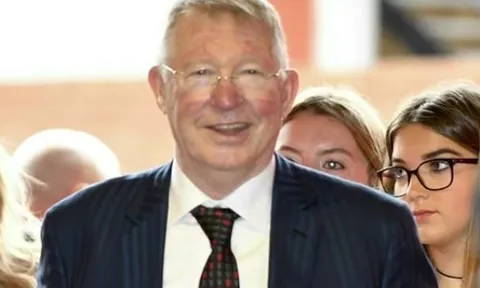 Sir Alex tươi tắn dẫn dắt Solskjaer, Scholes đấu huyền thoại Bayern Munich