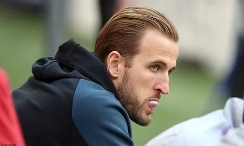 Đây, vẻ mặt của Harry Kane khi nhìn đồng đội trên thánh địa Johan Cruyff Arena