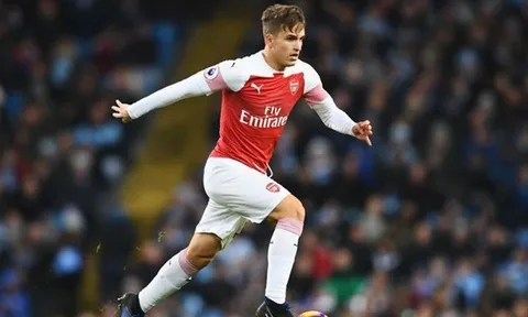 Cổ động viên ví Denis Suarez như huyền thoại sống của bóng đá thế giới