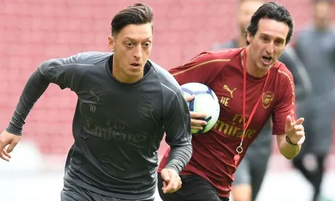 Có thật hay không mâu thuẫn giữa Ozil và Emery?