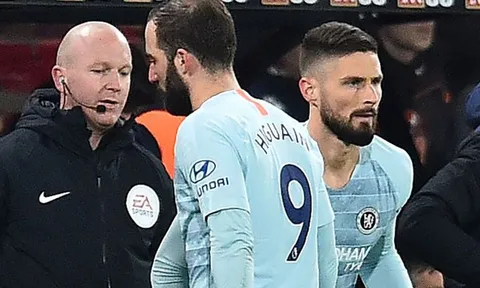 Bực bội vì bất công, Giroud bất mãn vạch trần thầy trò Sarri - Higuain