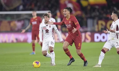 Biến Smalling thành tội đồ, tiền đạo Ý được hết lời khen ngợi