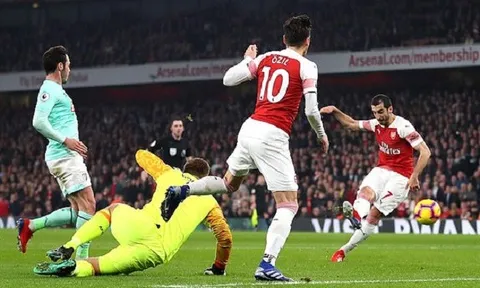 Số phận long đong, Ozil vẫn khiến đồng đội nể phục với hành động này