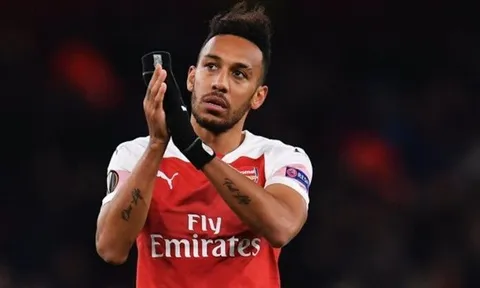 SỐC: Aubameyang có hành động "kỳ quặc", fan Arsenal lo sốt vó