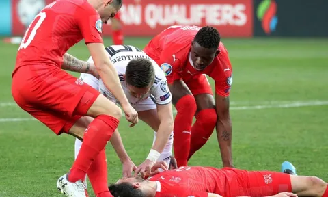 SỐC! Bất tỉnh suýt cắn lưỡi, ngôi sao Premier League vẫn được cho đá tiếp
