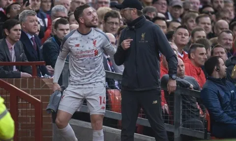 Sốc! Bị đồn mâu thuẫn với Henderson, Klopp văng tục trước truyền thông