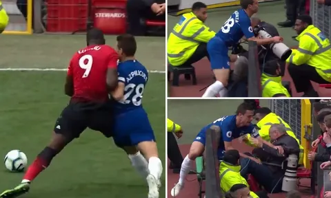 SỐC! Bị Lukaku 'húc văng', đội trưởng Chelsea vẫn nói lời 'quân tử'