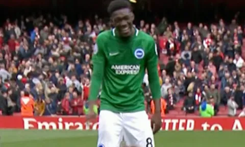 Hài hước: Cầu thủ Brighton "cười như mở hội" khi thủ hòa Arsenal