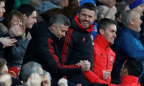 SỐC! Fan Man Utd 'ném đá' Solskjaer vì 1 quyết định trước Everton