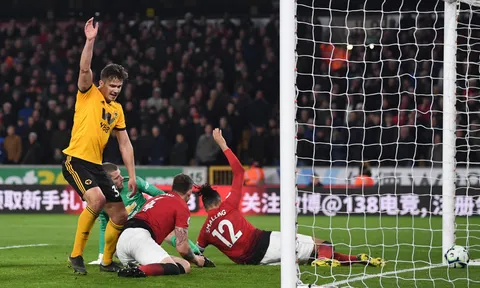 Sốc nặng! Đây, hình ảnh sao Man Utd cướp bóng ngay trong chân đồng đội