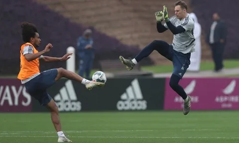 SỐC! Neuer thi triển "cú kungfu" khiến "thần tài" của Bayern ngã gục ra sân