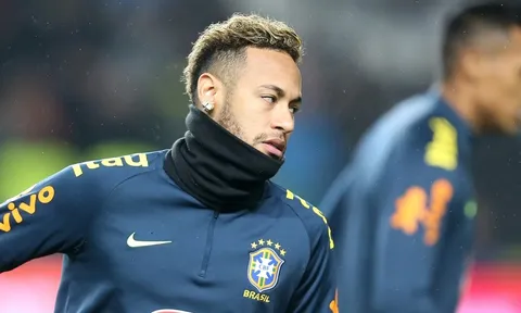 SỐC: Neymar cay cú, vật ngã thô bạo đàn em 19 tuổi xuống sân