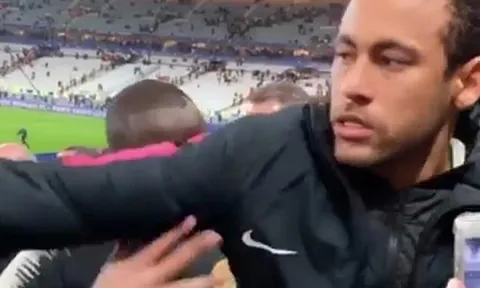 SỐC! Neymar giận dữ, đấm thẳng mặt CĐV
