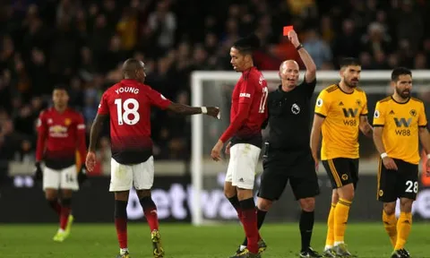 SỐC! Người đuổi Ashley Young từng nhiều lần thể hiện mình là fan Tottenham