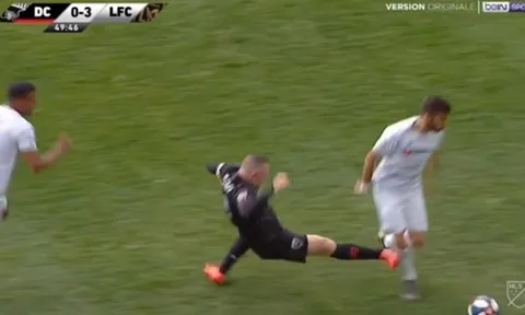 SỐC! Rooney ăn thẻ đỏ vì suýt "tước đi sự nghiệp" đối thủ
