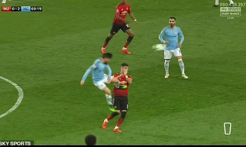 SỐC! Solskjaer đã đúng, cầu thủ Man City tung cú kungfu thẳng ngực sao Man Utd