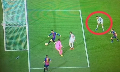 SỐC! Van Dijk chỉ biết... đứng nhìn Messi ghi bàn