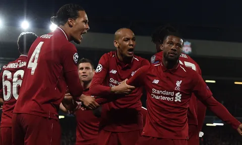 SỐC: Van Dijk đã "ôm trọn" Pique đúng nghĩa