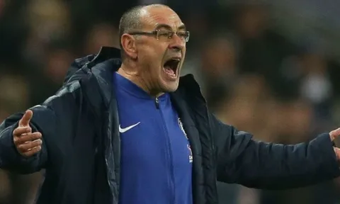 SỐC: Vô cớ thiệt quân, Sarri nổi điên làm 1 điều ngay trên sân
