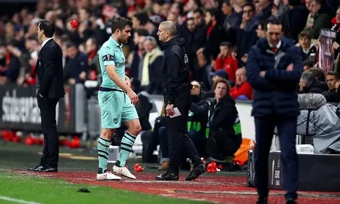 Sokratis lãnh thẻ đỏ và đây là thái độ khó tin của Emery với học trò