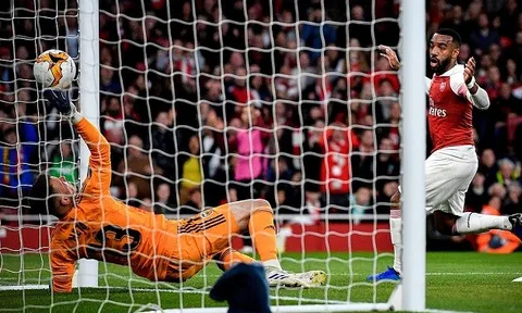 Song sát thăng hoa đúng lúc, Arsenal đặt một chân đến cửa thiên đường