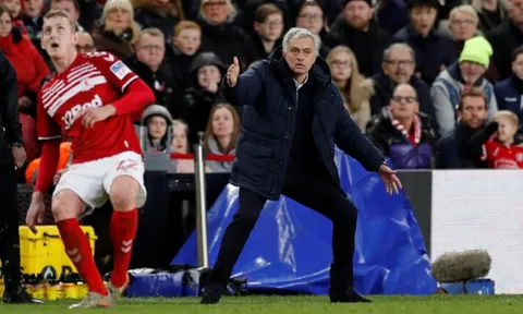Mourinho: "Họ đã lấy trái bóng ở bãi biển vào thi đấu"