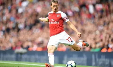 CHÍNH THỨC! Arsenal chia tay cầu thủ thứ ba sau Ramsey và Welbeck