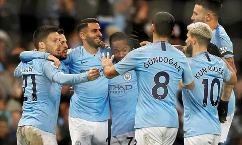 Sterling nổ hat-trick, gây áp lực lên đội bóng cũ Liverpool