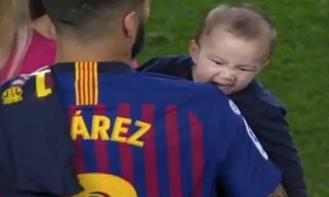 Suarez vui không nổi với hành động của cậu con trai 6 tháng tuổi